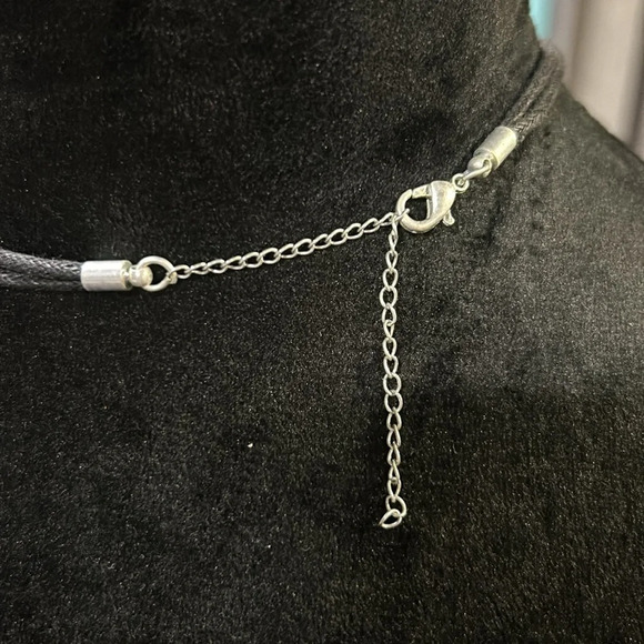 Silver Metal & Faux Leather Hammered Rustic Asymmetrical Oval Pieces Necklace - Picture 4 of 4